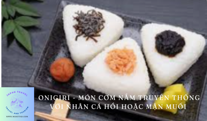 Onigiri – Món cơm nắm truyền thống với nhân cá hồi hoặc mận muối